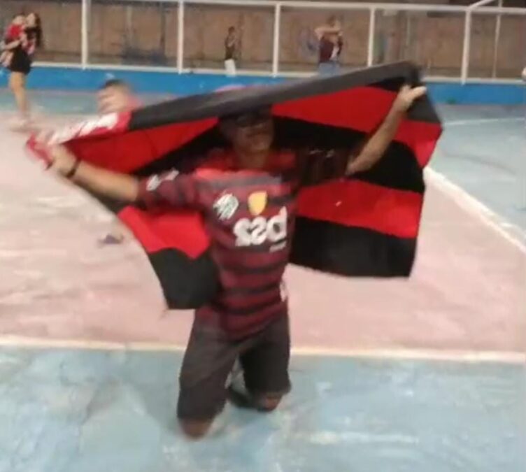 Torcedor de 70 anos cumpre promessa e atravessa quadra de joelhos em Sena Madureira após título do Flamengo