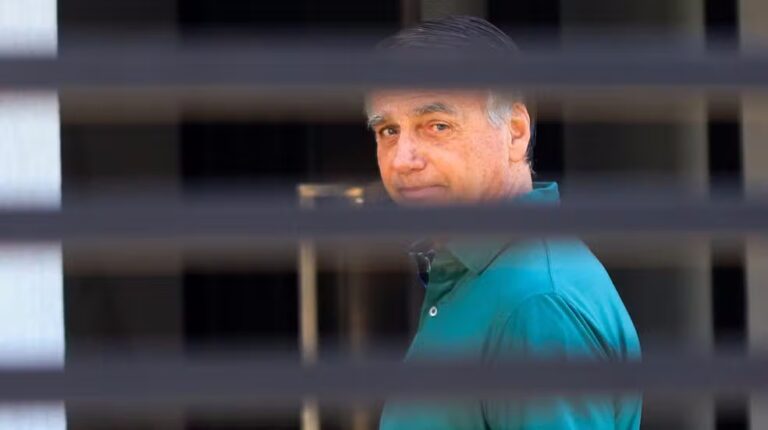 O ex-presidente Jair Bolsonaro em registro de 11 de setembro de 2025, em frente à casa onde cumpre prisão domiciliar, em Brasí­lia (DF) — Foto: WILTON JUNIOR/ESTADÃO CONTEÚDO