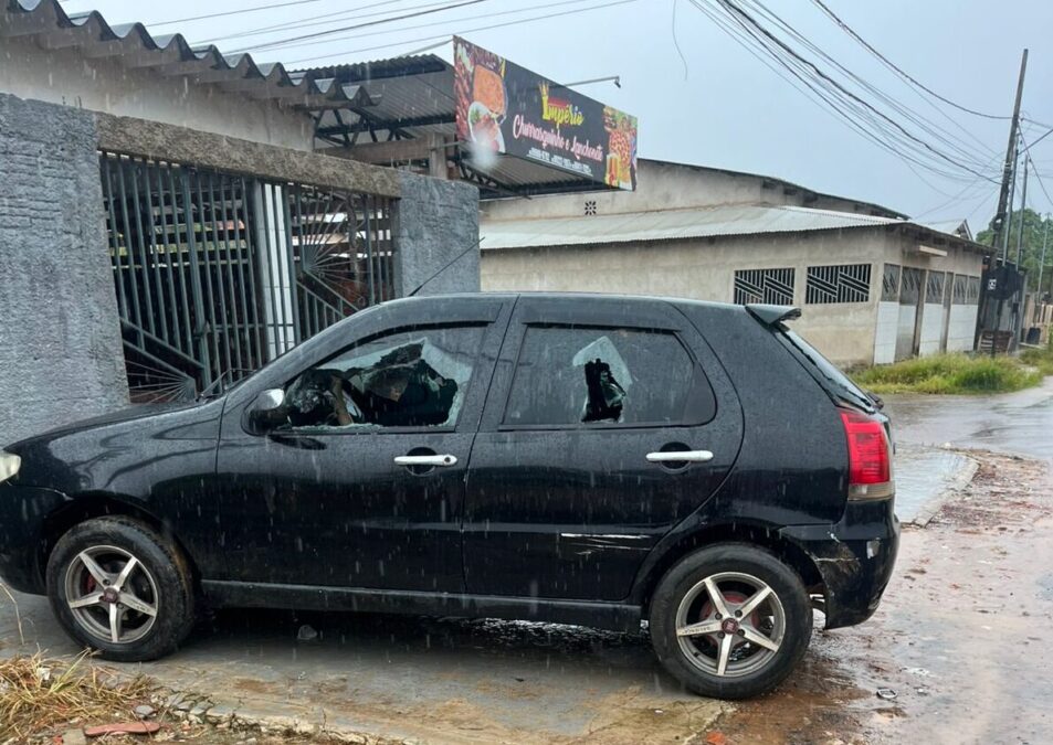 Acreditando ter sido atingido por carro, homem quebra vidros e fura pneus de veículo em Sena Madureira