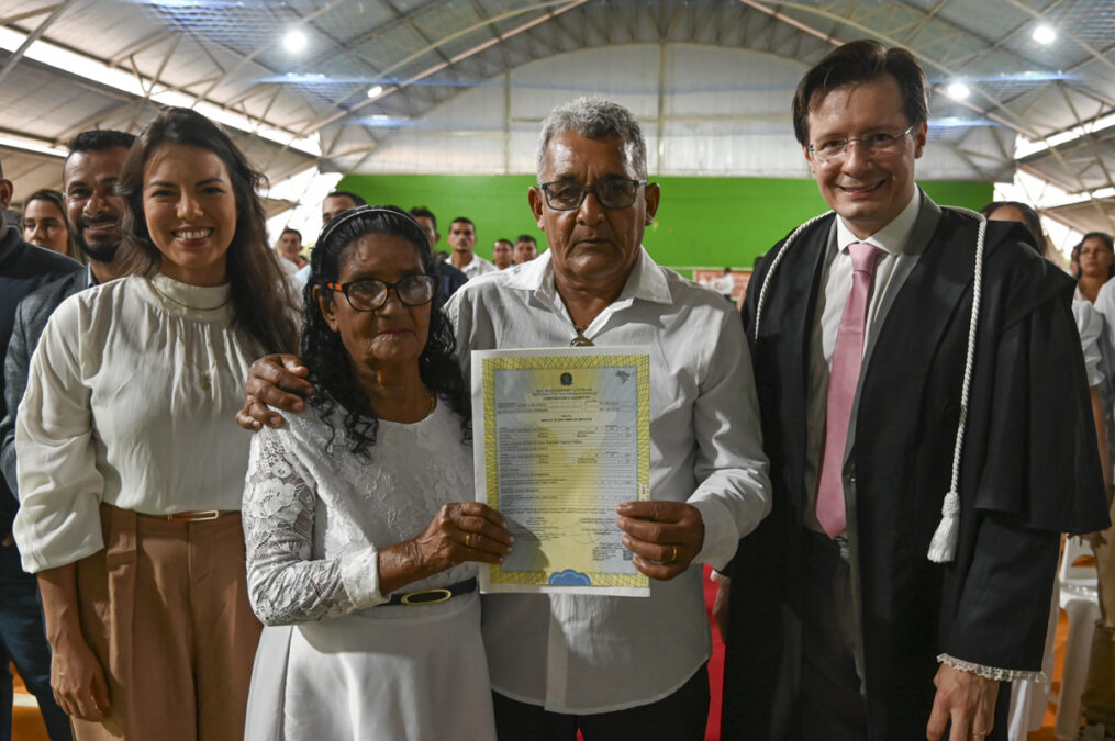 Casal de Porto Walter oficializa união após 31 anos em casamento coletivo