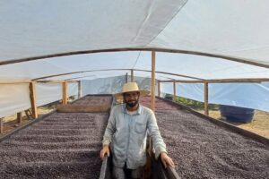 Jorge Souza produz café dentro da Reserva Chico Mendes e utiliza técnicas voltadas à sustentabilidade. Foto: cedida