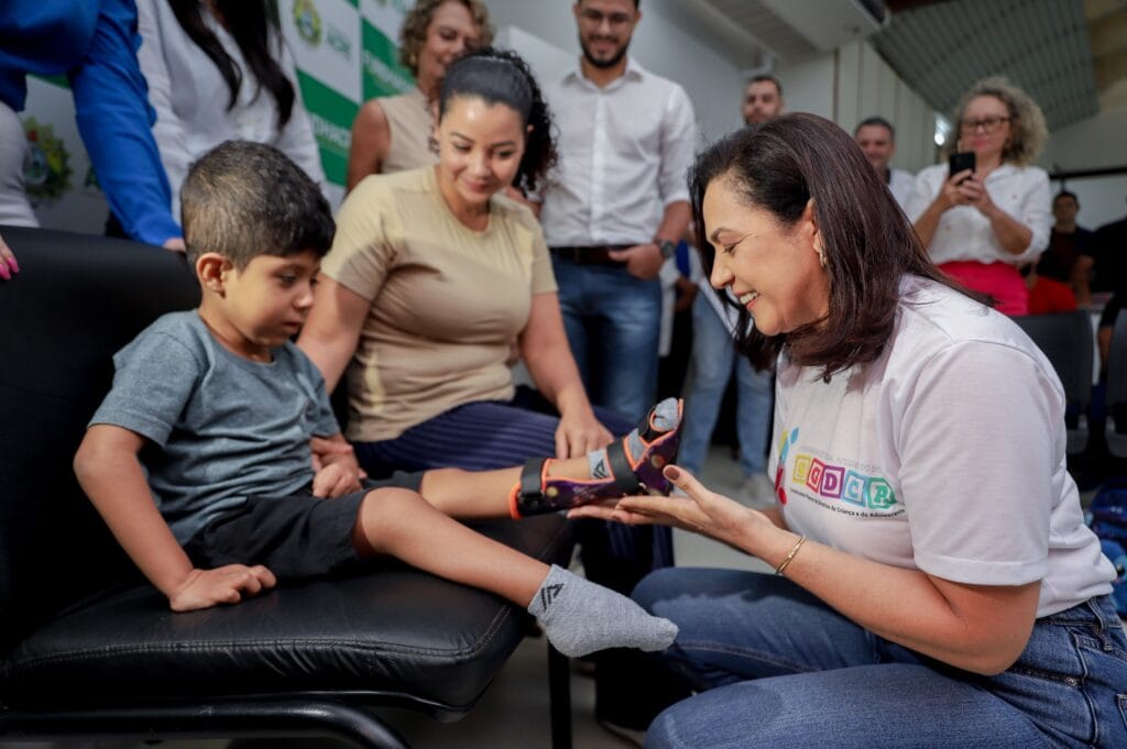 Elias recebeu órteses para pés e mão durante entregas nesta segunda-feira. Foto: Neto Lucena/Secom