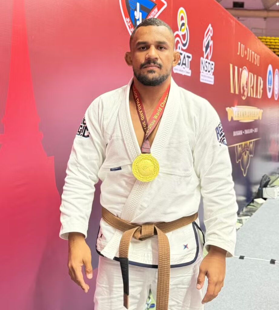 Wendell Barbosa com a medalha de ouro: ele é o primeiro acreano a conquistar título mundial de jiu-jítsu na Tailândia — Foto: Arquivo Pessoal