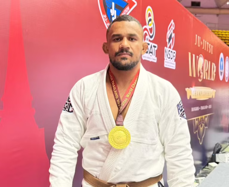 Wendell Barbosa com a medalha de ouro: ele é o primeiro acreano a conquistar título mundial de jiu-jítsu na Tailândia — Foto: Arquivo Pessoal