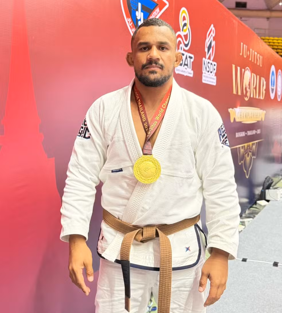Wendell Barbosa com a medalha de ouro: ele é o primeiro acreano a conquistar título mundial de jiu-jítsu na Tailândia — Foto: Arquivo Pessoal