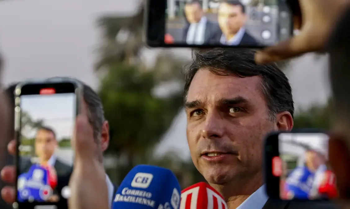 Moraes autoriza visita dos filhos de Bolsonaro na PF com limite de 30 minutos
