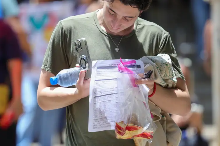 Duração do exame neste domingo, segundo dia do Enem 2025, será de cinco horas e o término regular está agendado para as 18h30 - Foto: Fabio Rodrigues-Pozzebom/ Agência Brasil