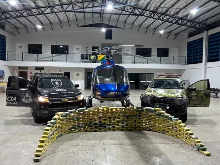 Quase 250 kg de drogas foram apreendidas em oito sacos às margens do Rio Juruá, em Cruzeiro do Sul — Foto: Asscom/Gefron-AC