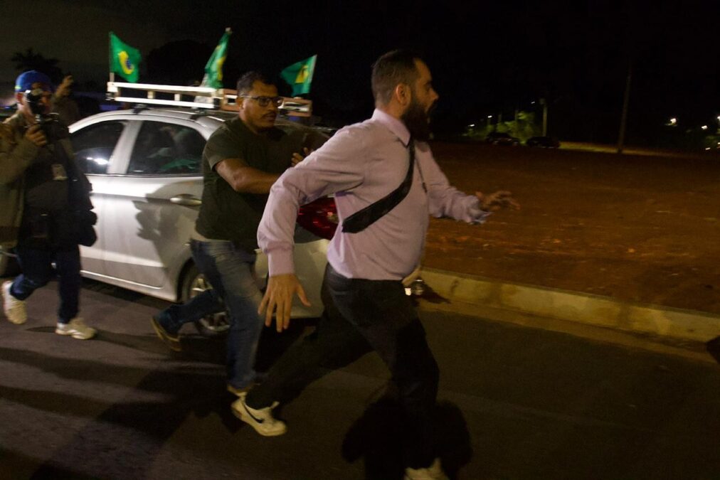 Evangélico é agredido após citar versículo e pedir condenação de Bolsonaro durante vigília em Brasília
