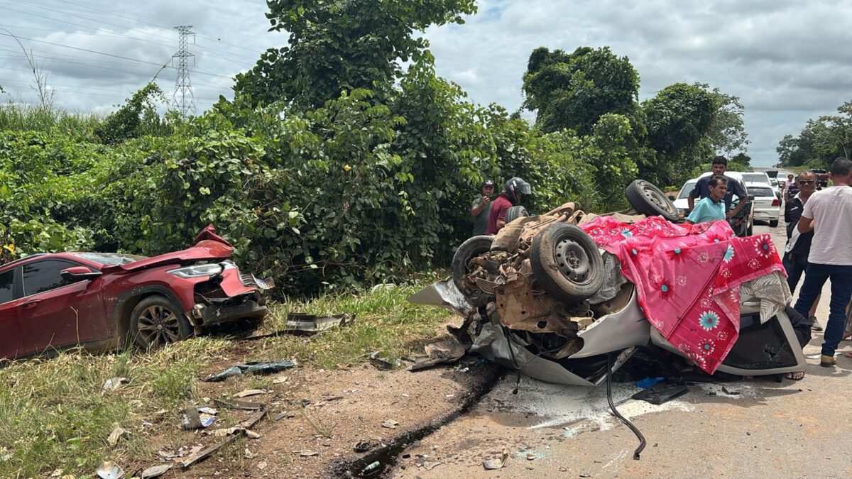 Colisão frontal entre veículos na BR-364 deixa um morto e três feridos no Acre