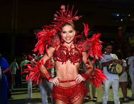 virginia-brilha-em-minidesfile-e-e-aclamada-na-cidade-do-samba,-no-rio