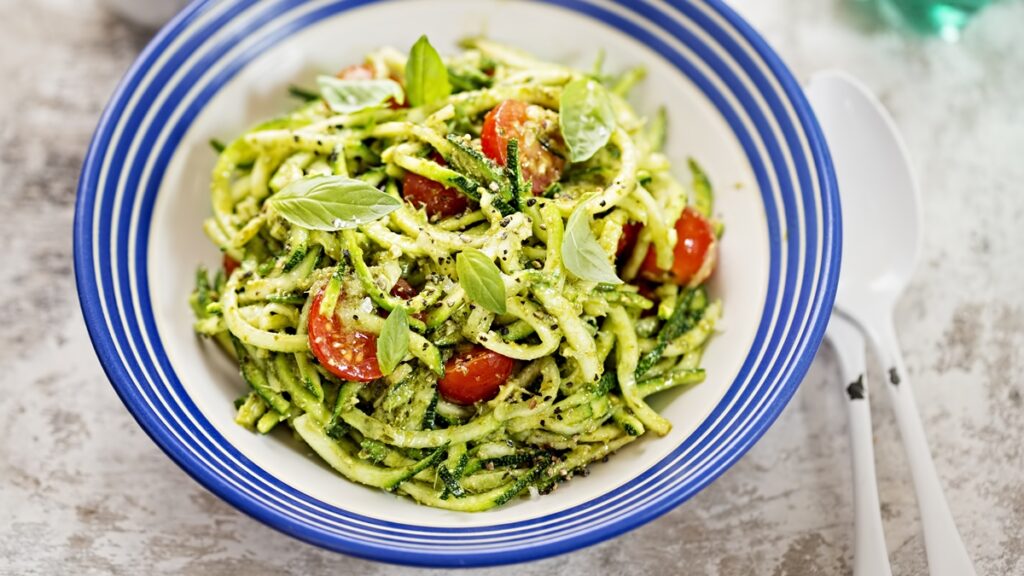espaguete-de-abobrinha-com-pesto:-um-almoco-leve-e-refrescante