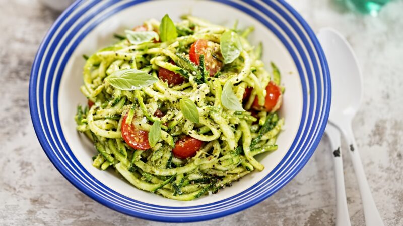 espaguete-de-abobrinha-com-pesto:-um-almoco-leve-e-refrescante