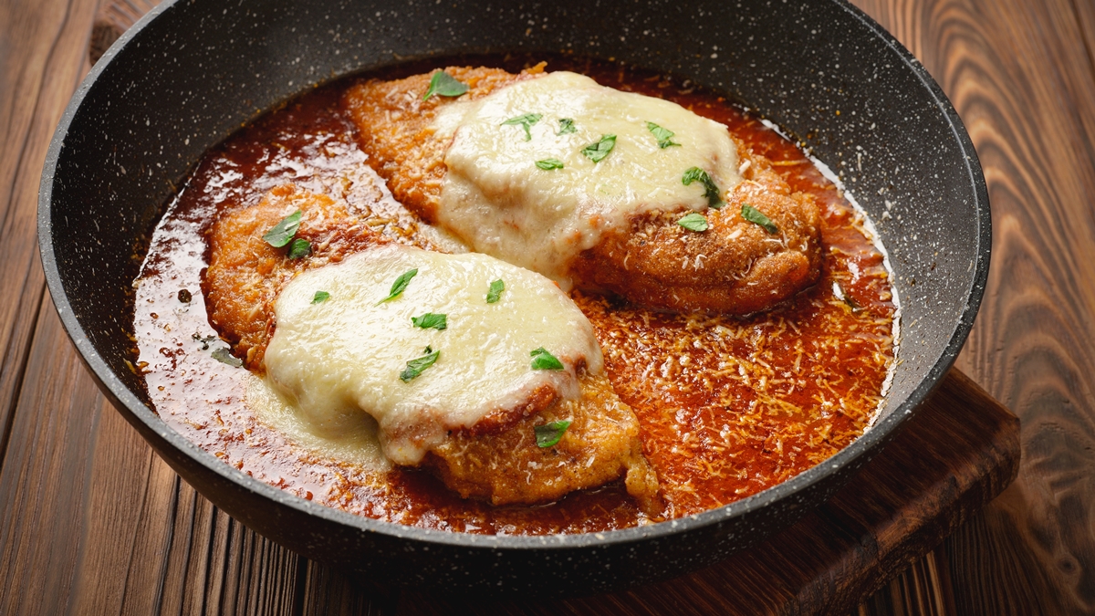 Veja como fazer uma parmegiana de frango crocante e deliciosa