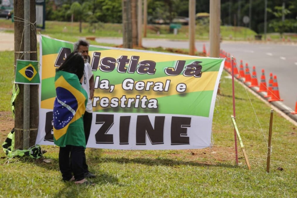 Segunda semana de prisão de Bolsonaro começa com poucos apoiadores
