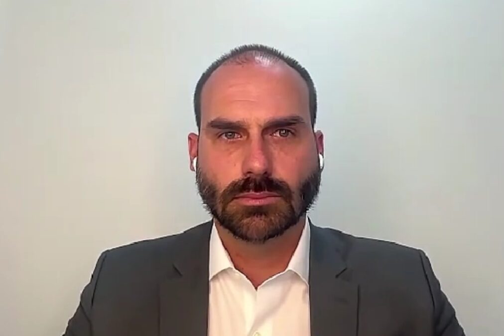 Eduardo fracassou nos EUA e clã Bolsonaro “se autodestrói”, diz jornal inglês