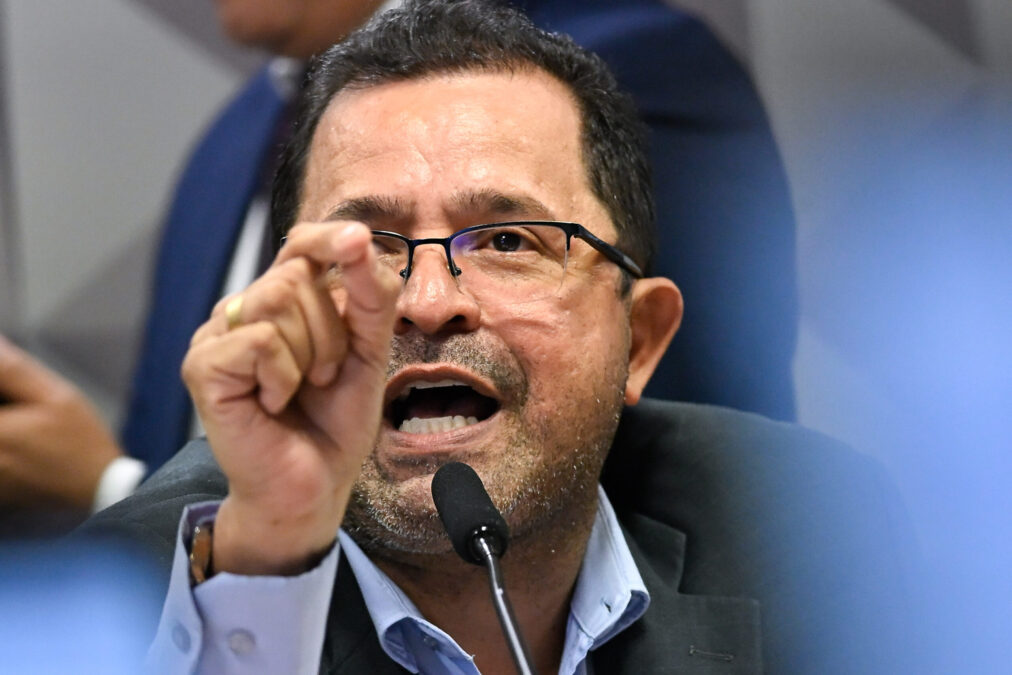 “Mão suja de corrupção”: deputado e ex-diretor do INSS discutem na CPMI