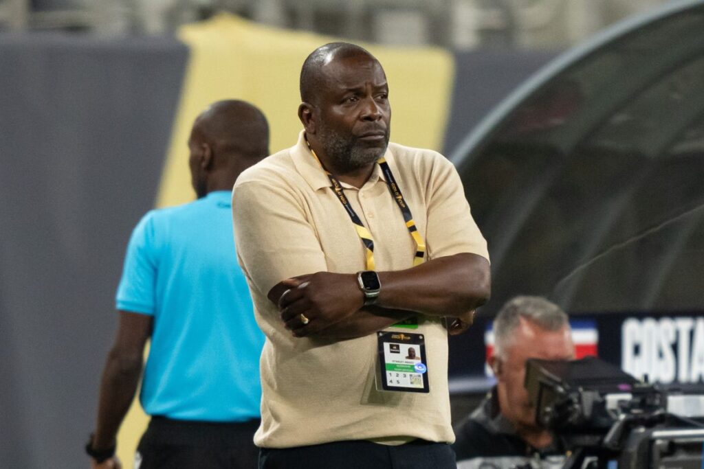 copa-do-mundo:-tecnico-do-suriname-renuncia-ao-cargo-antes-da-repescagem