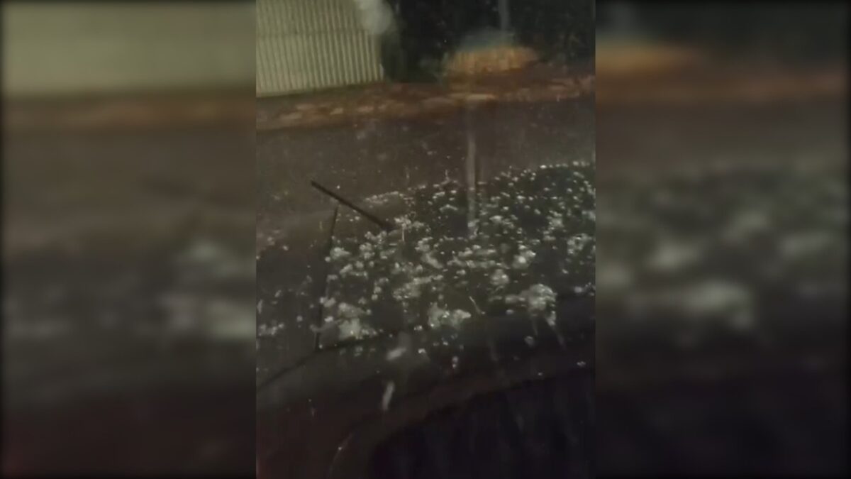 Moradores registram chuva de granizo durante temporal no DF