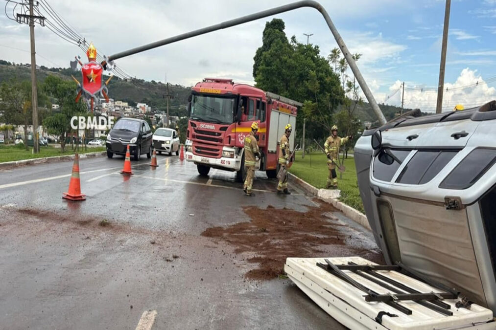 Motorista fica ferido após capotar carro e derrubar semáforo no DF