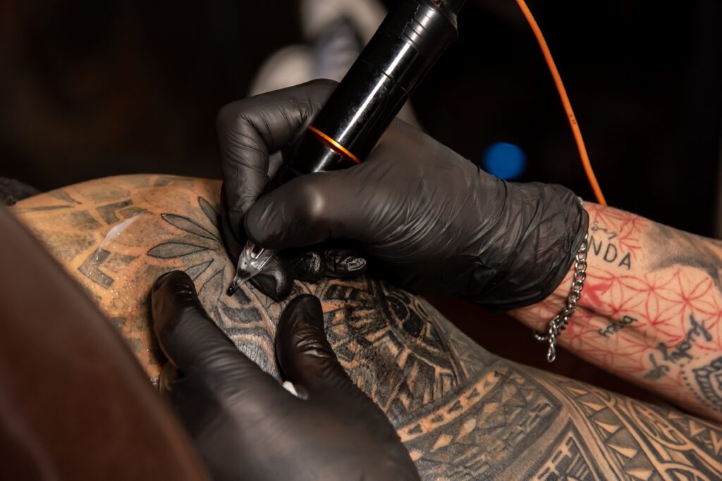 tinta-de-tatuagem-pode-afetar-defesa-do-corpo-e-resposta-a-vacinas