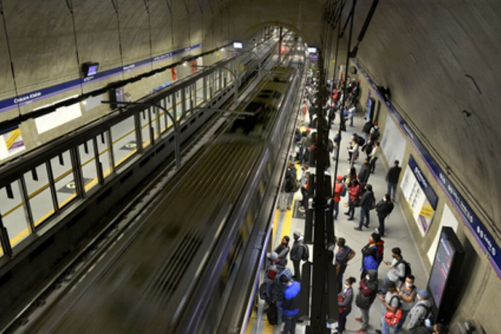 Trens da Linha 5-Lilás travam e passageiros enfrentam caos em SP