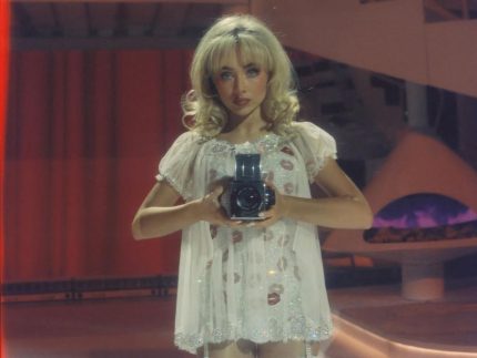 sabrina-carpenter-critica-uso-de-sua-musica-em-video-do-governo-trump:-“maligno-e-repugnante”