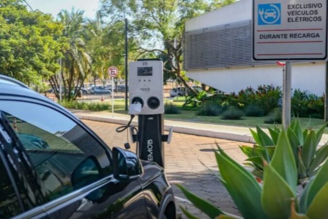 cldf-aprova-projeto-que-autoriza-postos-a-instalarem-recarga-eletrica