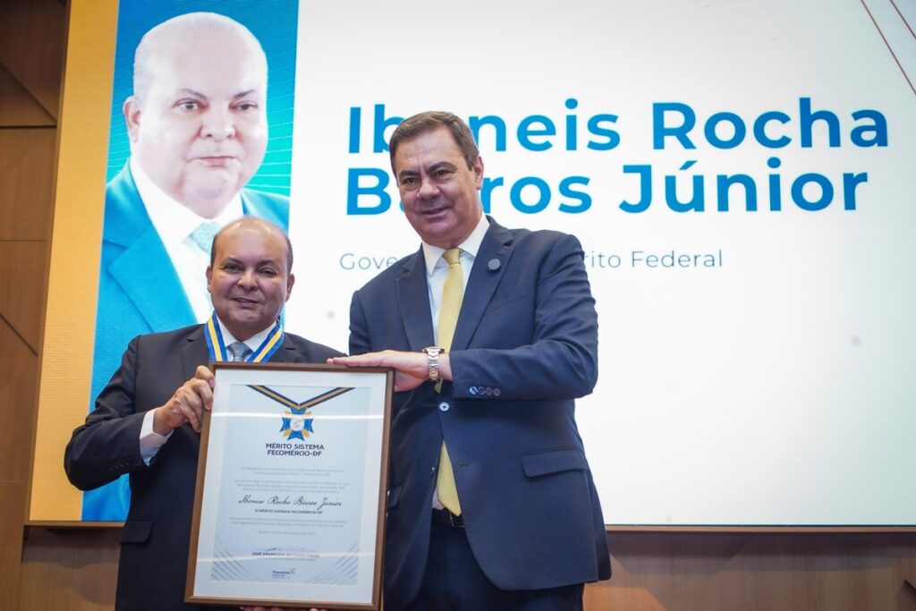 em-solenidade,-ibaneis-recebe-a-medalha-merito-sistema-fecomercio-df