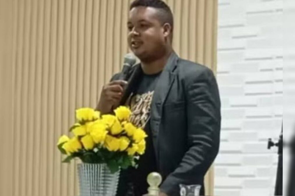 Pastor é morto com 15 tiros em motocicleta ao deixar carona em casa