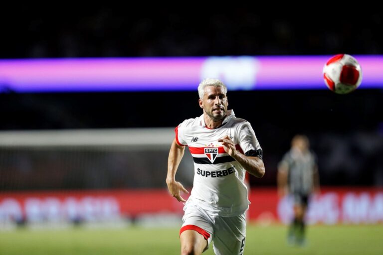 sao-paulo-leva-transfer-ban-por-divida-na-transacao-de-calleri