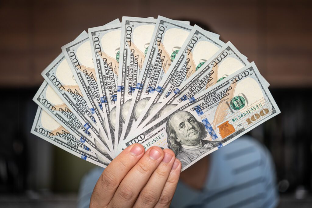 dolar-cai-e-bolsa-bate-recorde-com-“consenso”-de-queda-de-juro-nos-eua