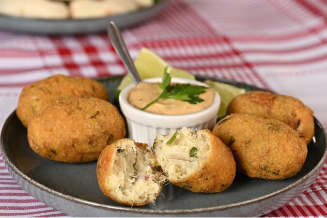 bolinho-de-bacalhau-tradicional-e-sequinho:-faca-ja-em-casa