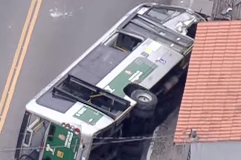 Ônibus tomba, deixa dois feridos e trava trânsito na zona leste de SP