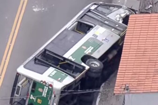 onibus-tomba,-deixa-dois-feridos-e-trava-transito-na-zona-leste-de-sp