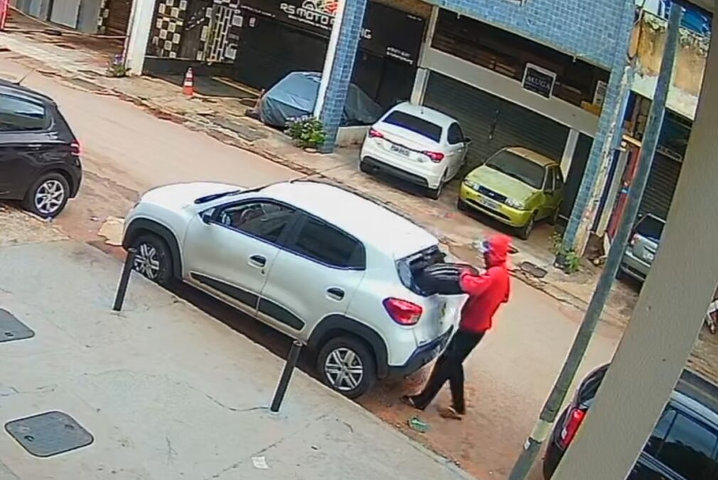 Dupla quebra vidro e furta estepe de carro estacionado na Asa Norte