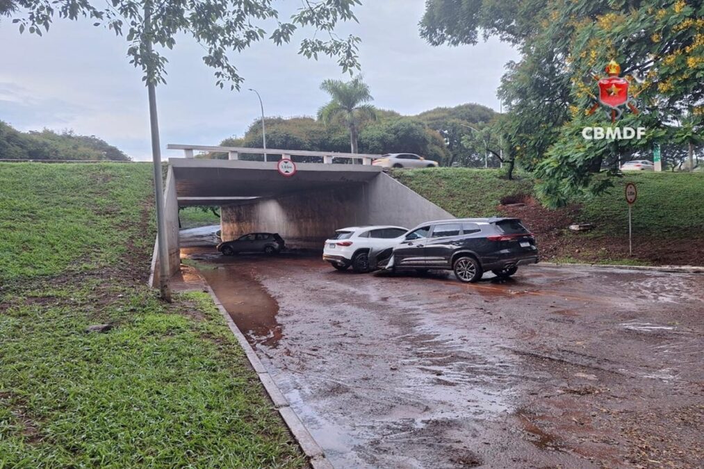 Tesourinha alaga e causa acidente entre três carros na Asa Sul