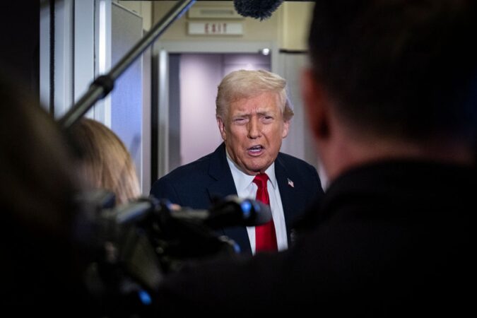 trump-alfineta-zelensky-sobre-negociacoes:-“nao-tem-cartas-na-manga”