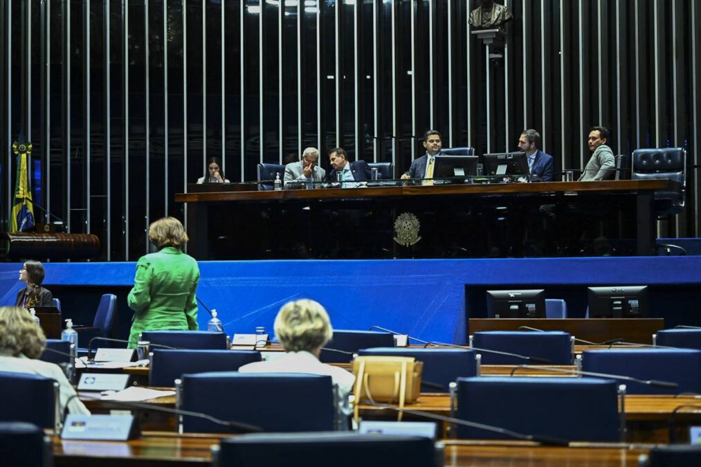 Senado dá aumento a servidores e supersalários chegam a R$ 117 mil