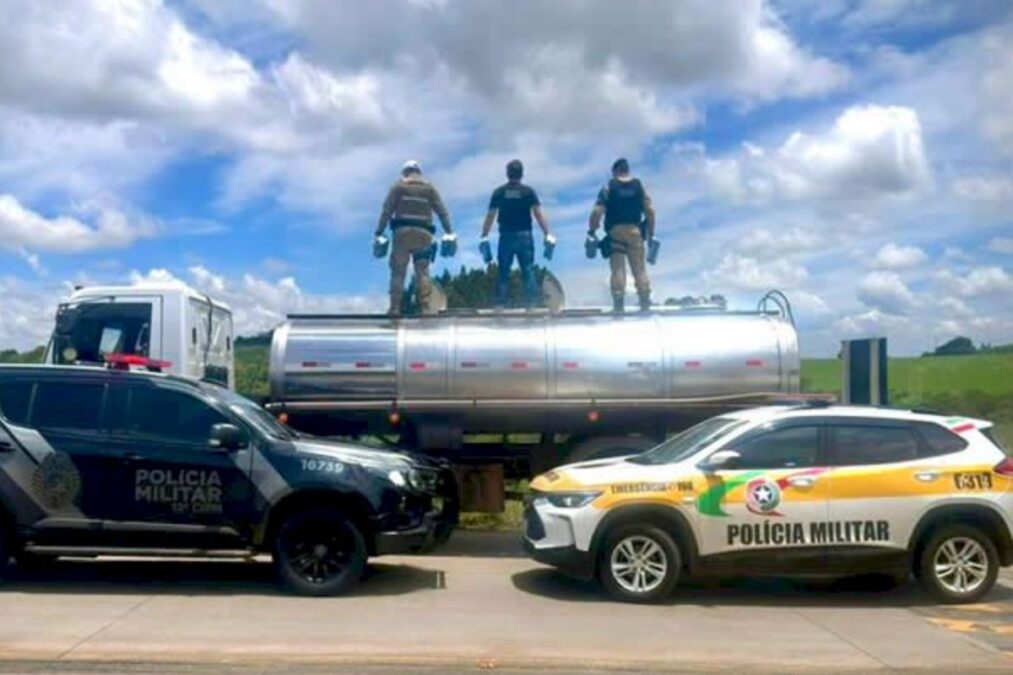 Caminhão de leite com 120 mil maços de cigarro ilegal é apreendido em SC