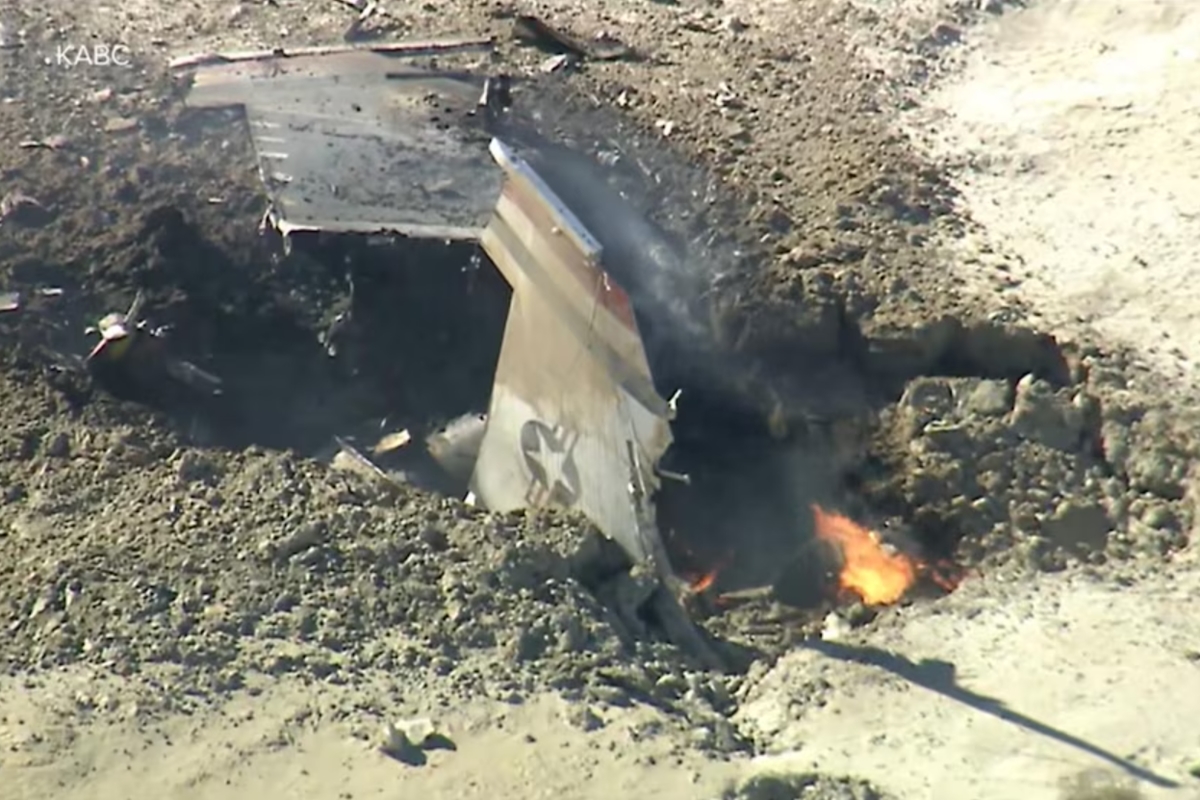 piloto-sobrevive-a-queda-de-caca-da-forca-aerea-em-deserto-dos-eua