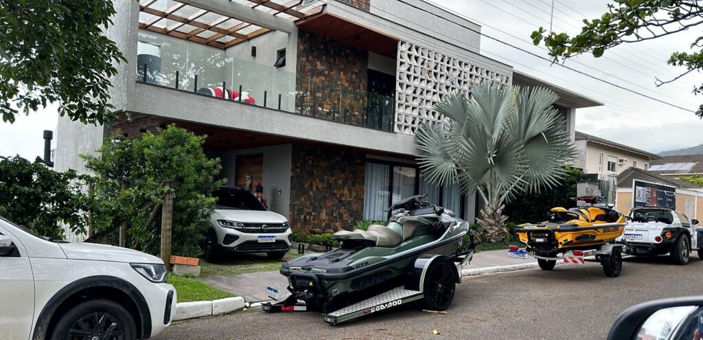 britanicos-que-traficavam-cocaina-tinham-mansao-com-piscina-e-academia