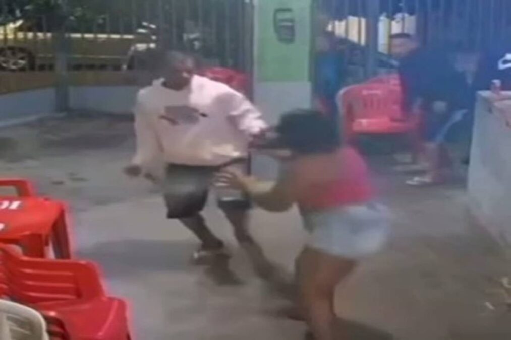 Mulher é atacada com facão dentro de bar no DF; PM prende agressor