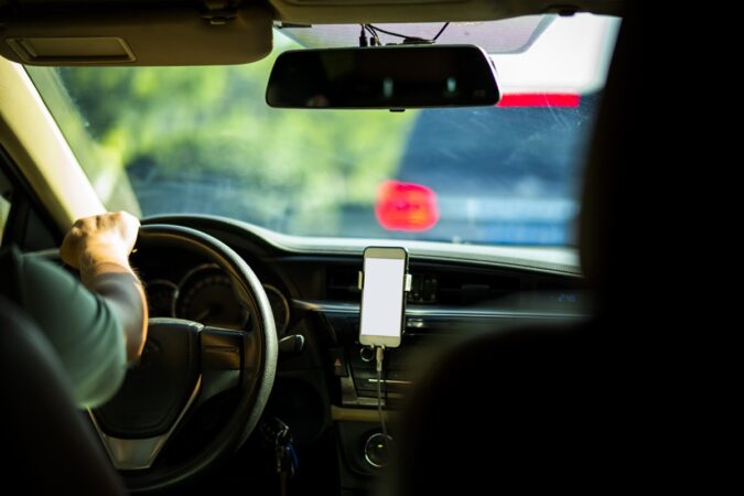 motoristas-de-app-devem-instalar-adesivo-de-seguranca-ate-o-dia-17