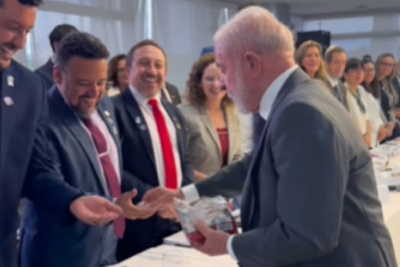 lula-distribui-balas-como-pedido-de-desculpas-apos-atraso