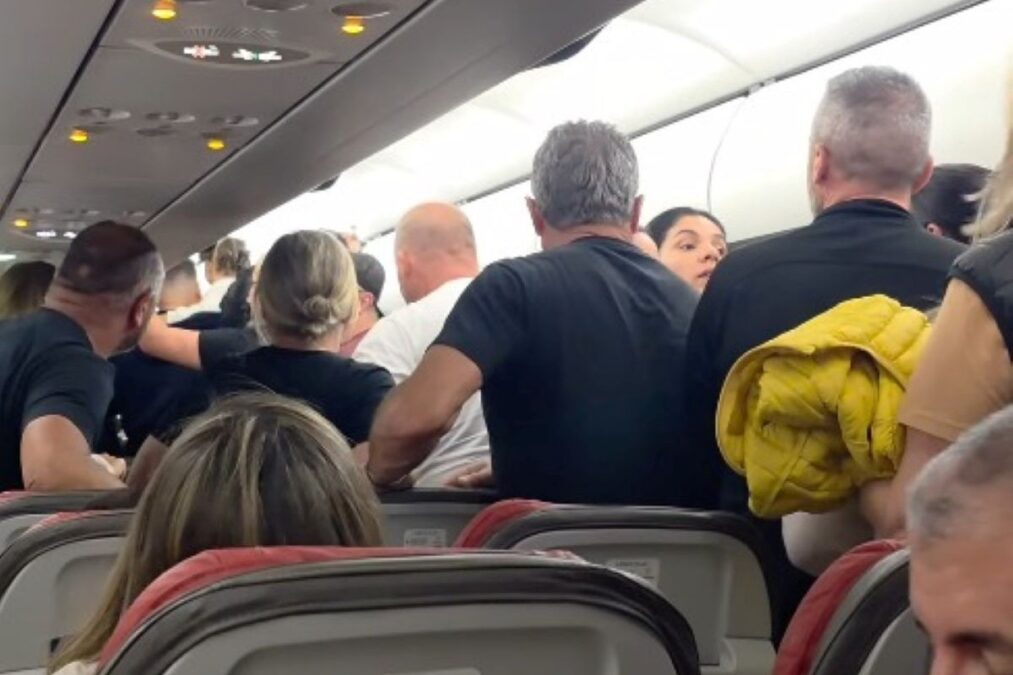 “Deixem tudo”: passageiros se desesperam durante incêndio no aeroporto