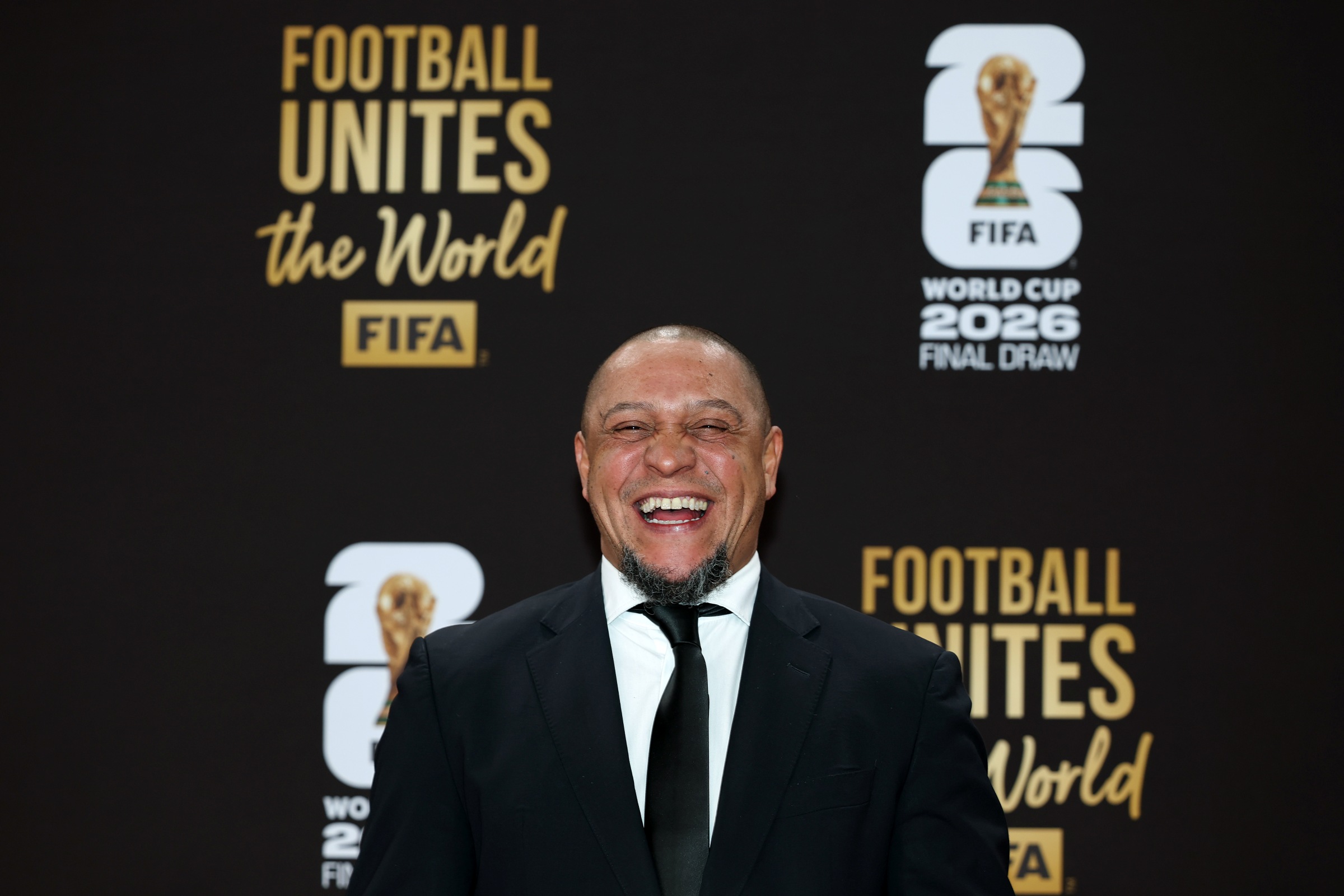 Lendas do futebol e celebridades marcam presença em sorteio da Copa
