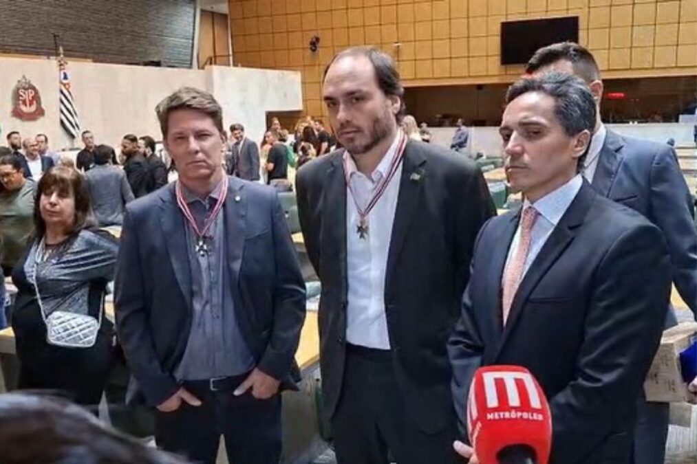 “É irmão, terá meu apoio sempre”, diz Carlos Bolsonaro sobre Flávio