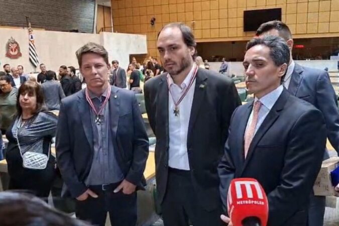 “e-irmao,-tera-meu-apoio-sempre”,-diz-carlos-bolsonaro-sobre-flavio