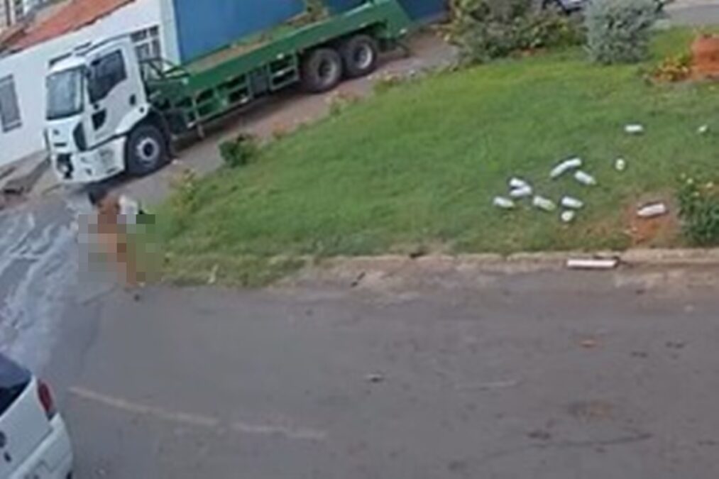 Mulher fica pelada no meio da rua após destruir jardim de praça no DF